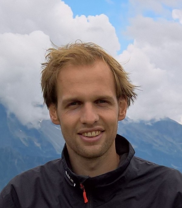 Dr.  Thijs Smit